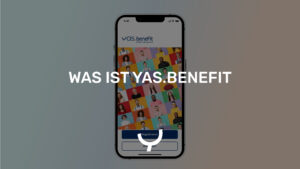 Die YAS.beneFit App im Hintergrund. Davor der Text "Was ist YAS.BeneFit?"